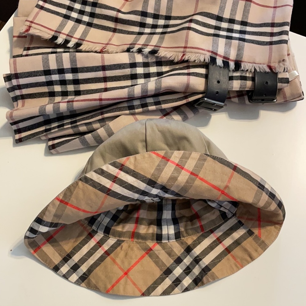 NWOT Burberry Reversible Bucket Hat